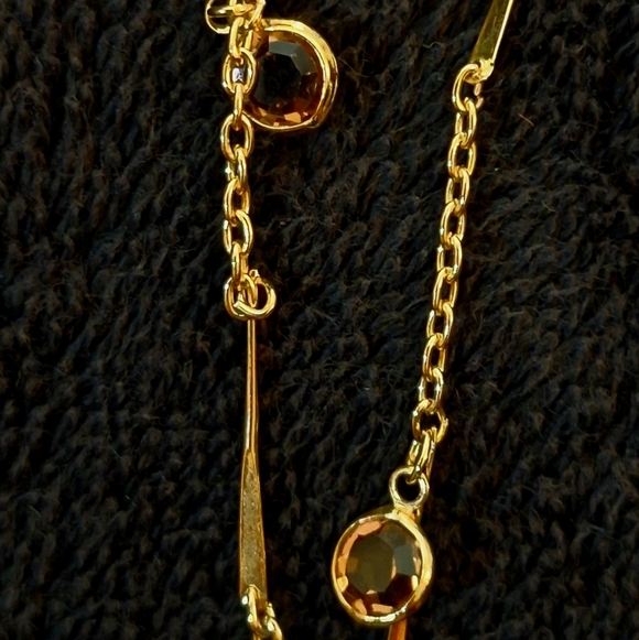 Elegant Gold Pendant Necklace - Picture 4 of 5